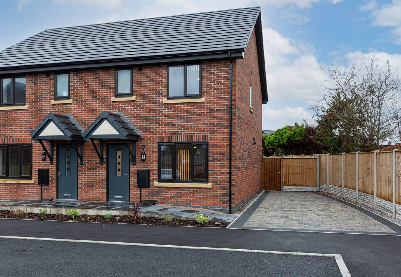 House in Freckleton - Tannery Place | 3 Bedrooms Parking Wi-Fi Garden 
