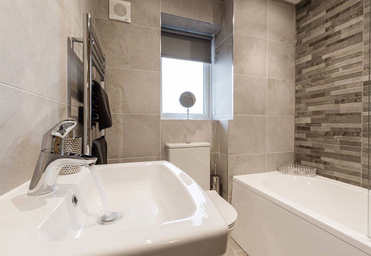 House in Freckleton - Tannery Place | 3 Bedrooms Parking Wi-Fi Garden 