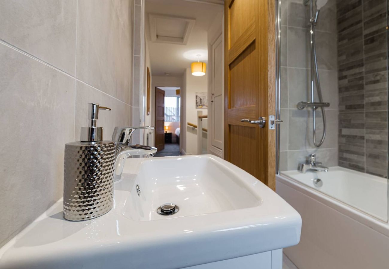 House in Freckleton - Tannery House | 3 Bedrooms, Parking, Wi-Fi 