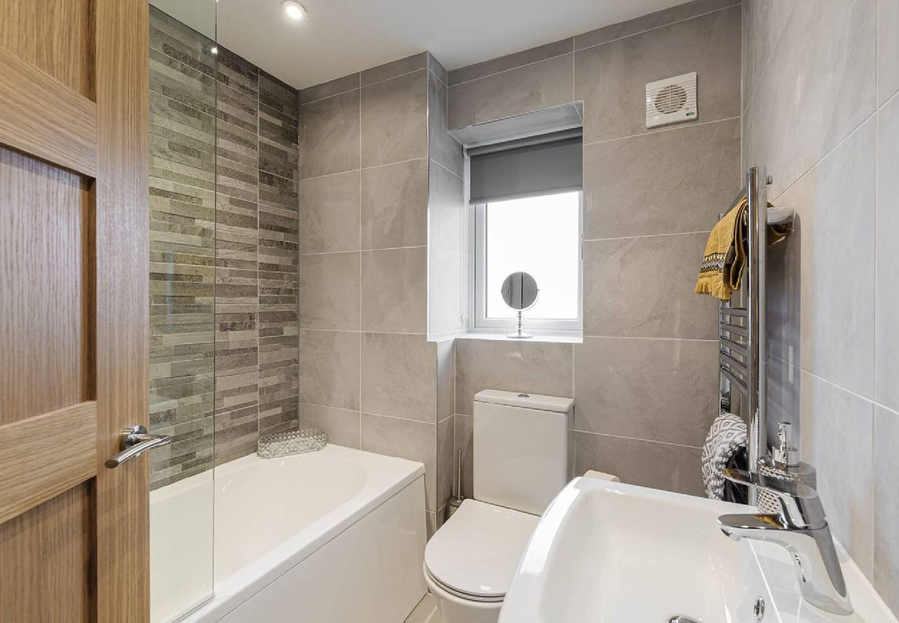 House in Freckleton - Tannery House | 3 Bedrooms, Parking, Wi-Fi 