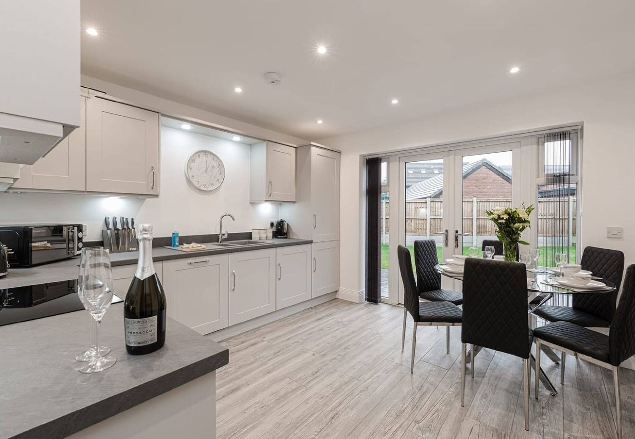 House in Freckleton - Tannery House | 3 Bedrooms, Parking, Wi-Fi 