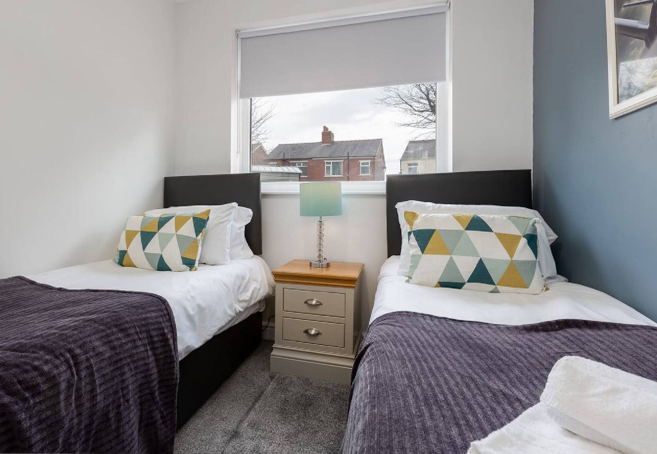 House in Blackpool - Hillside House | 2 Bedrooms parking WI-FI Hospital 