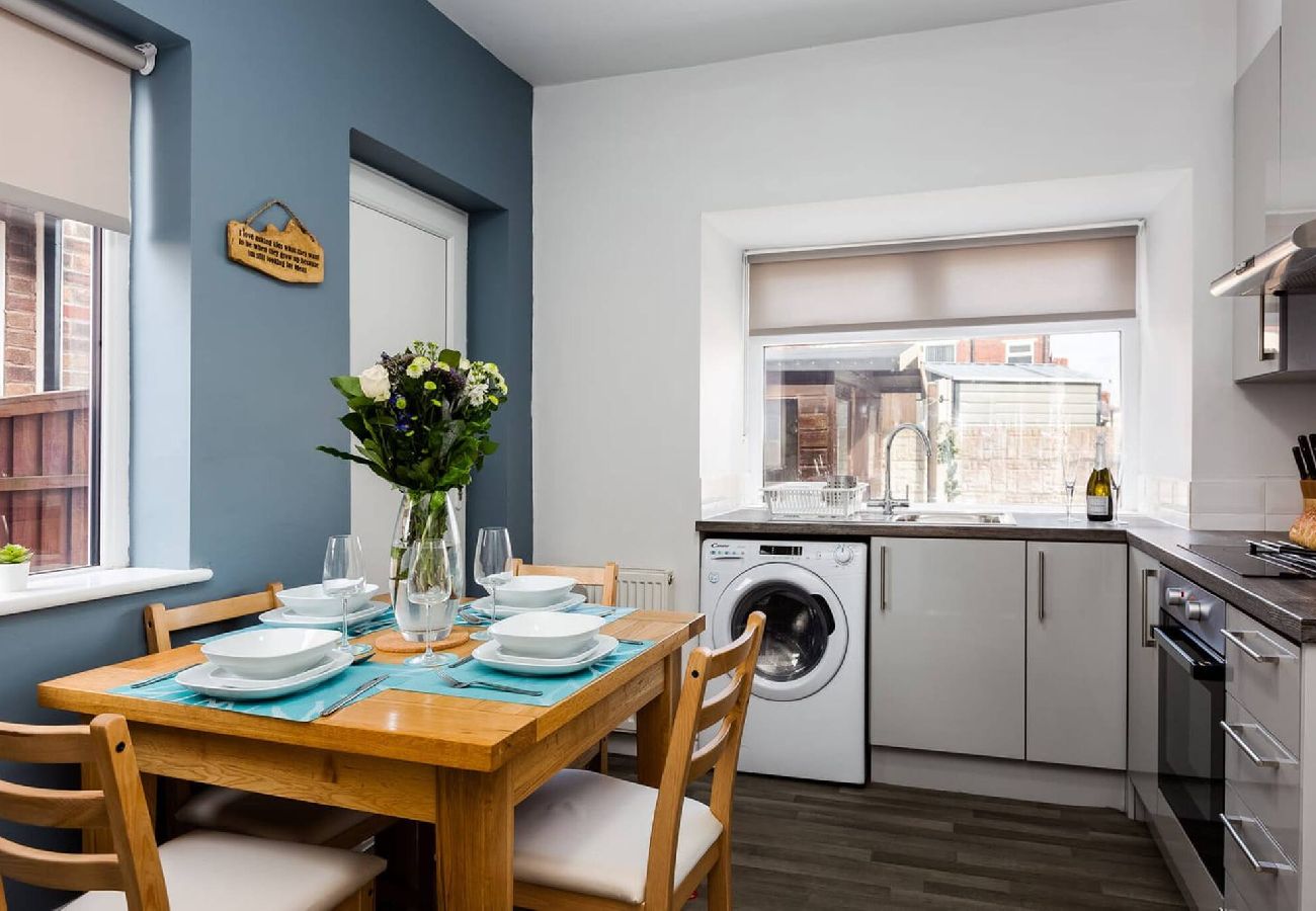 House in Blackpool - Hillside House | 2 Bedrooms parking WI-FI Hospital 