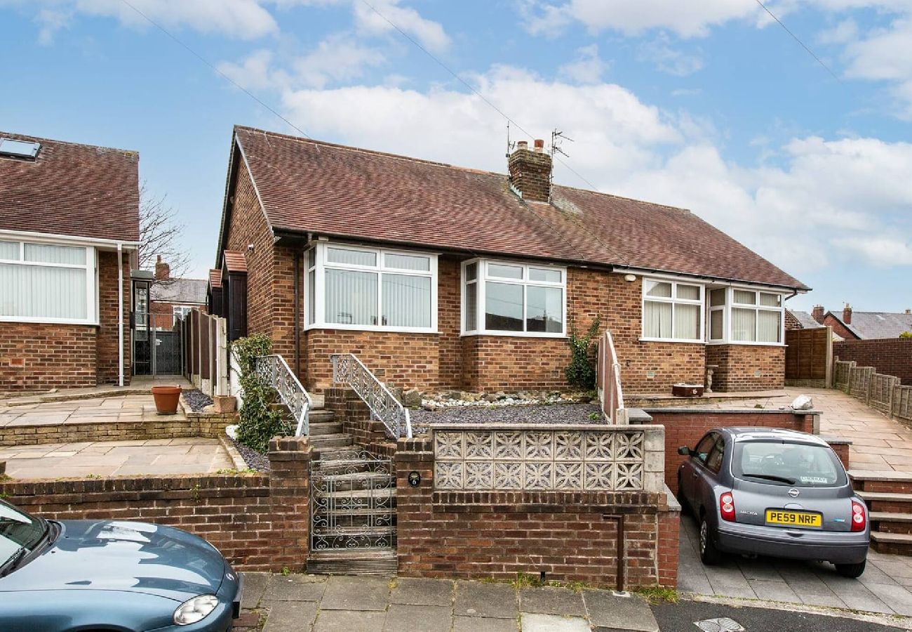 House in Blackpool - Hillside House | 2 Bedrooms parking WI-FI Hospital 