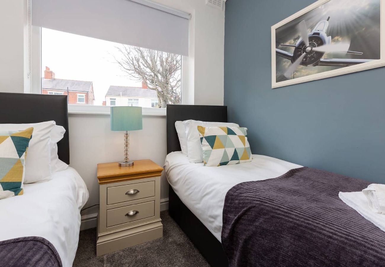 House in Blackpool - Hillside House | 2 Bedrooms parking WI-FI Hospital 