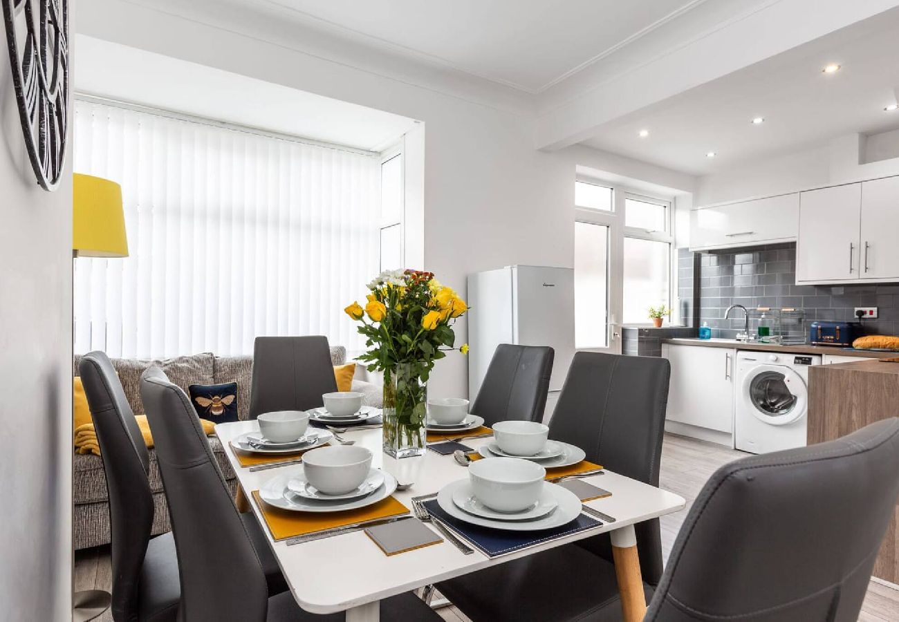 House in Preston - Connaught House | Wi-Fi, Parking, Contractors 
