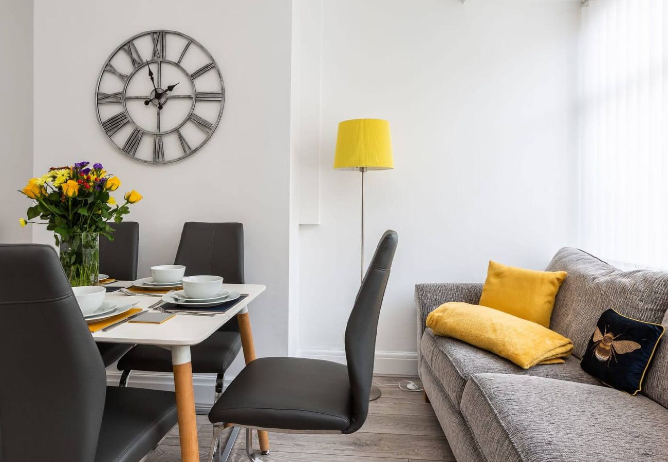 House in Preston - Connaught House | Wi-Fi, Parking, Contractors 