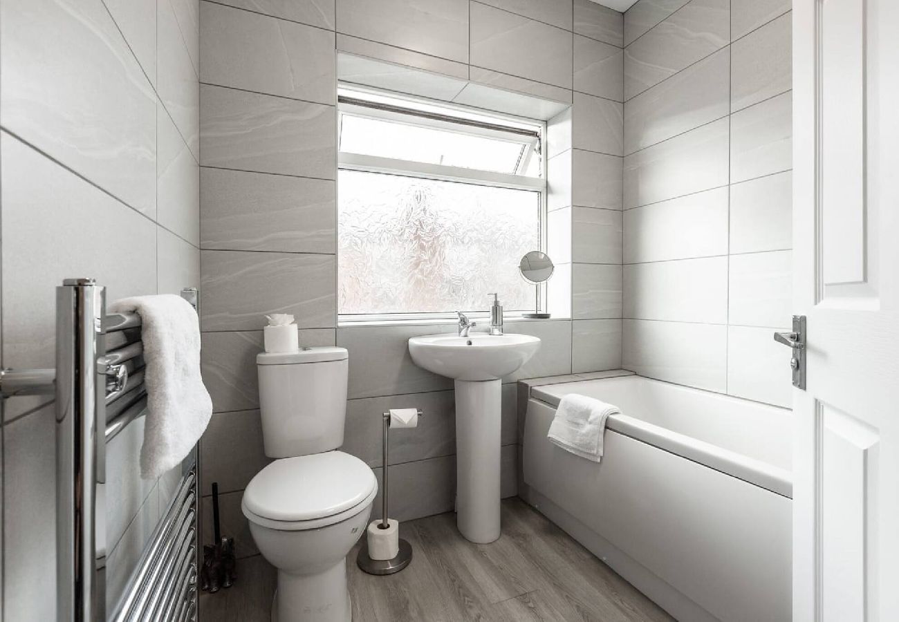 House in Preston - Connaught House | Wi-Fi, Parking, Contractors 