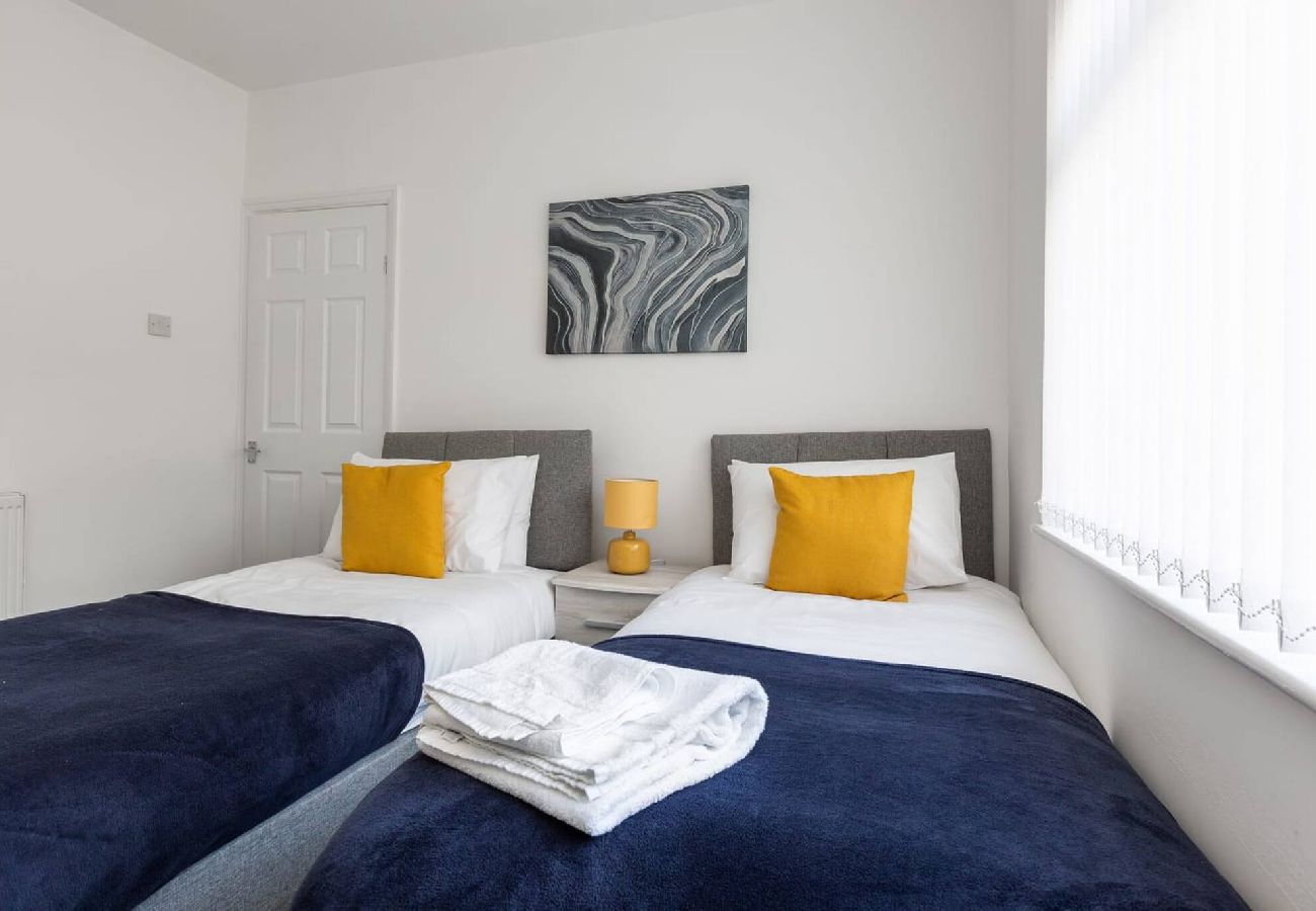 House in Preston - Connaught House | Wi-Fi, Parking, Contractors 