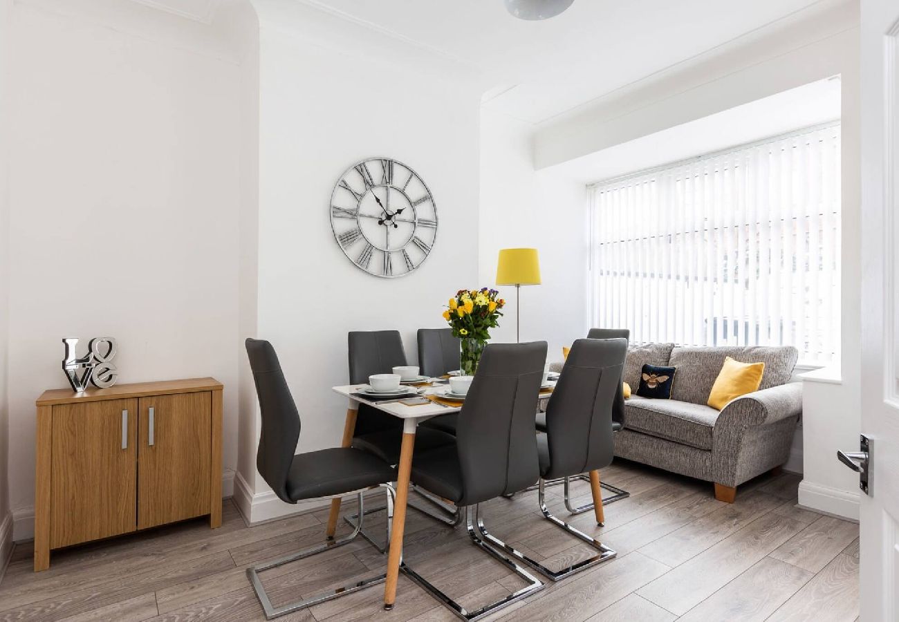 House in Preston - Connaught House | Wi-Fi, Parking, Contractors 