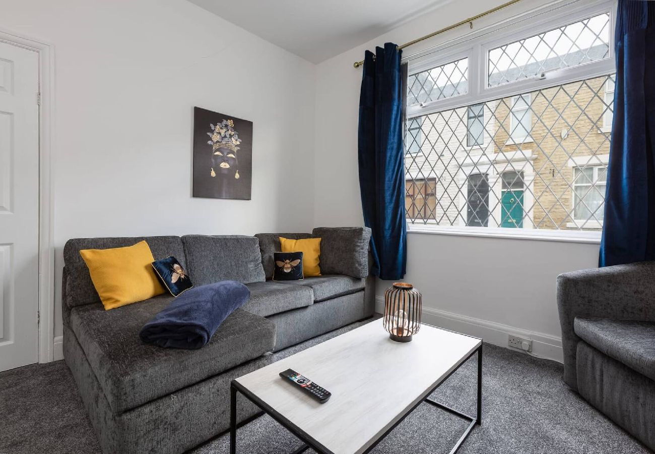 House in Preston - Connaught House | Wi-Fi, Parking, Contractors 