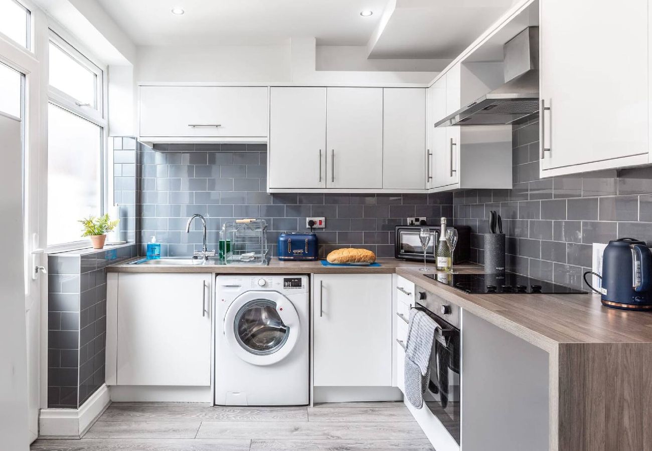 House in Preston - Connaught House | Wi-Fi, Parking, Contractors 