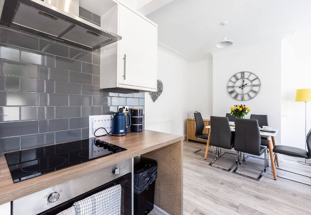 House in Preston - Connaught House | Wi-Fi, Parking, Contractors 