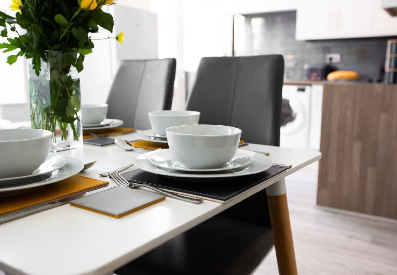 House in Preston - Connaught House | Wi-Fi, Parking, Contractors 