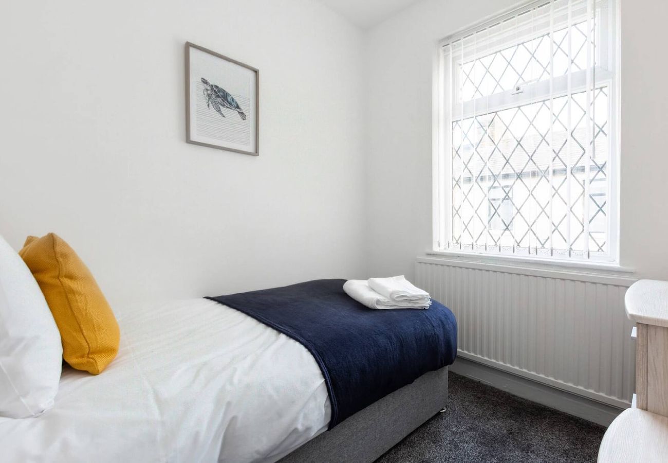 House in Preston - Connaught House | Wi-Fi, Parking, Contractors 