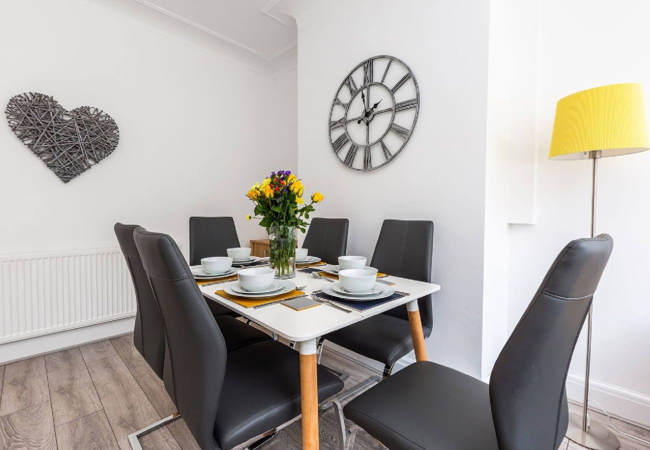 House in Preston - Connaught House | Wi-Fi, Parking, Contractors 