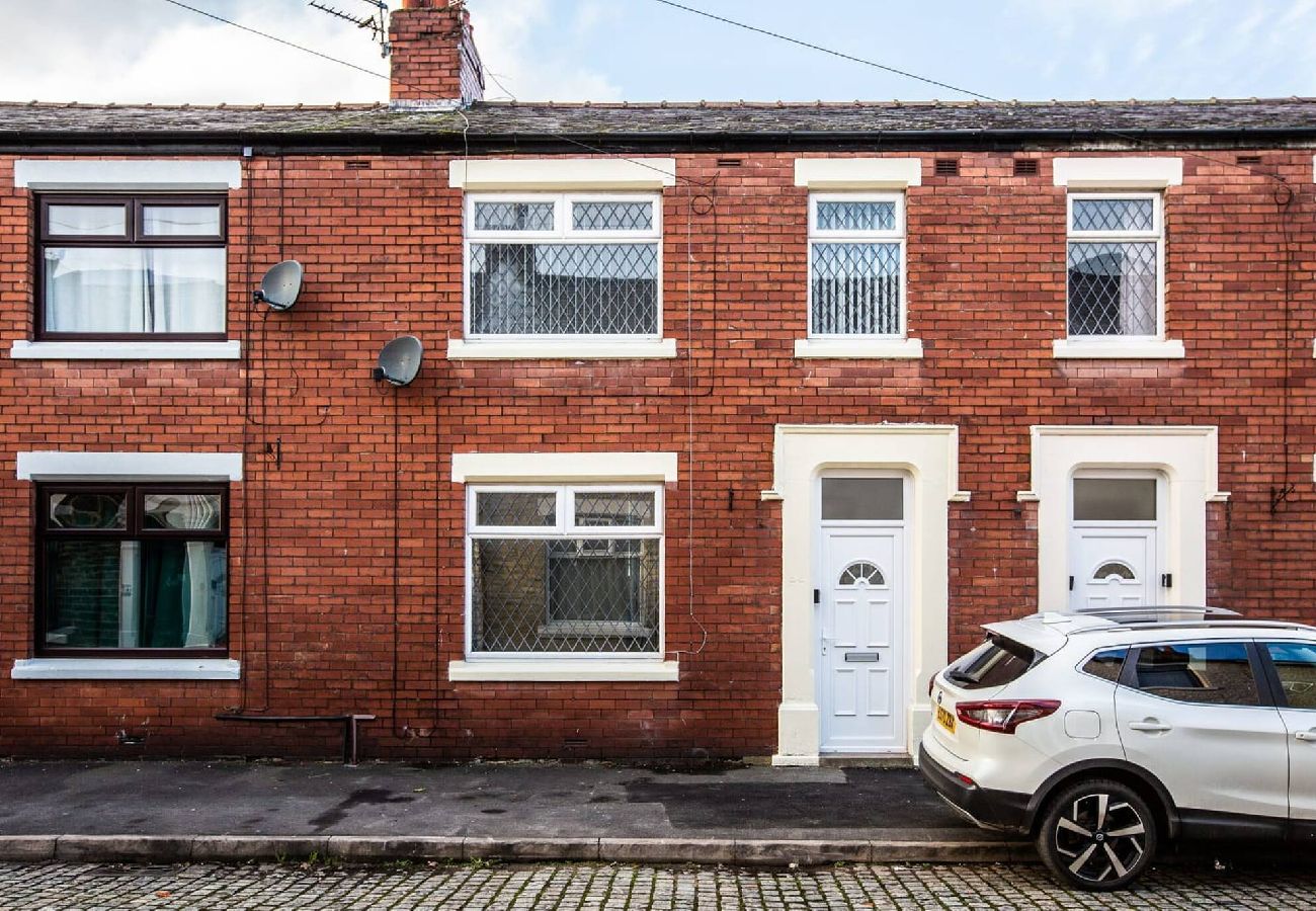 House in Preston - Connaught House | Wi-Fi, Parking, Contractors 