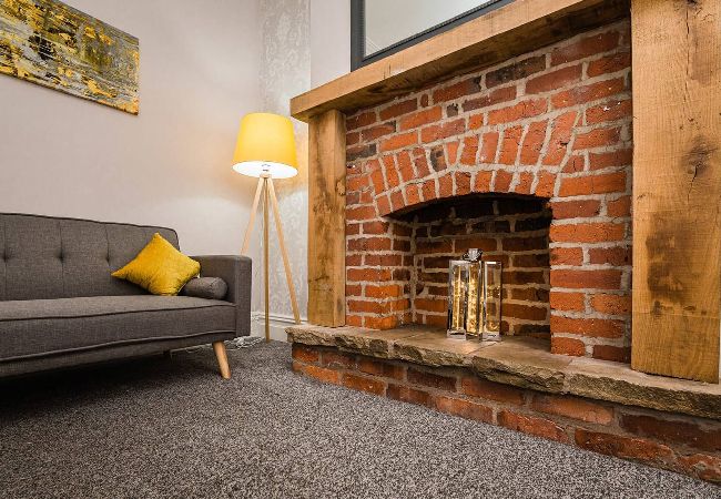 House in Preston - Carnarvon House | Wi-Fi & Parking Contractors 