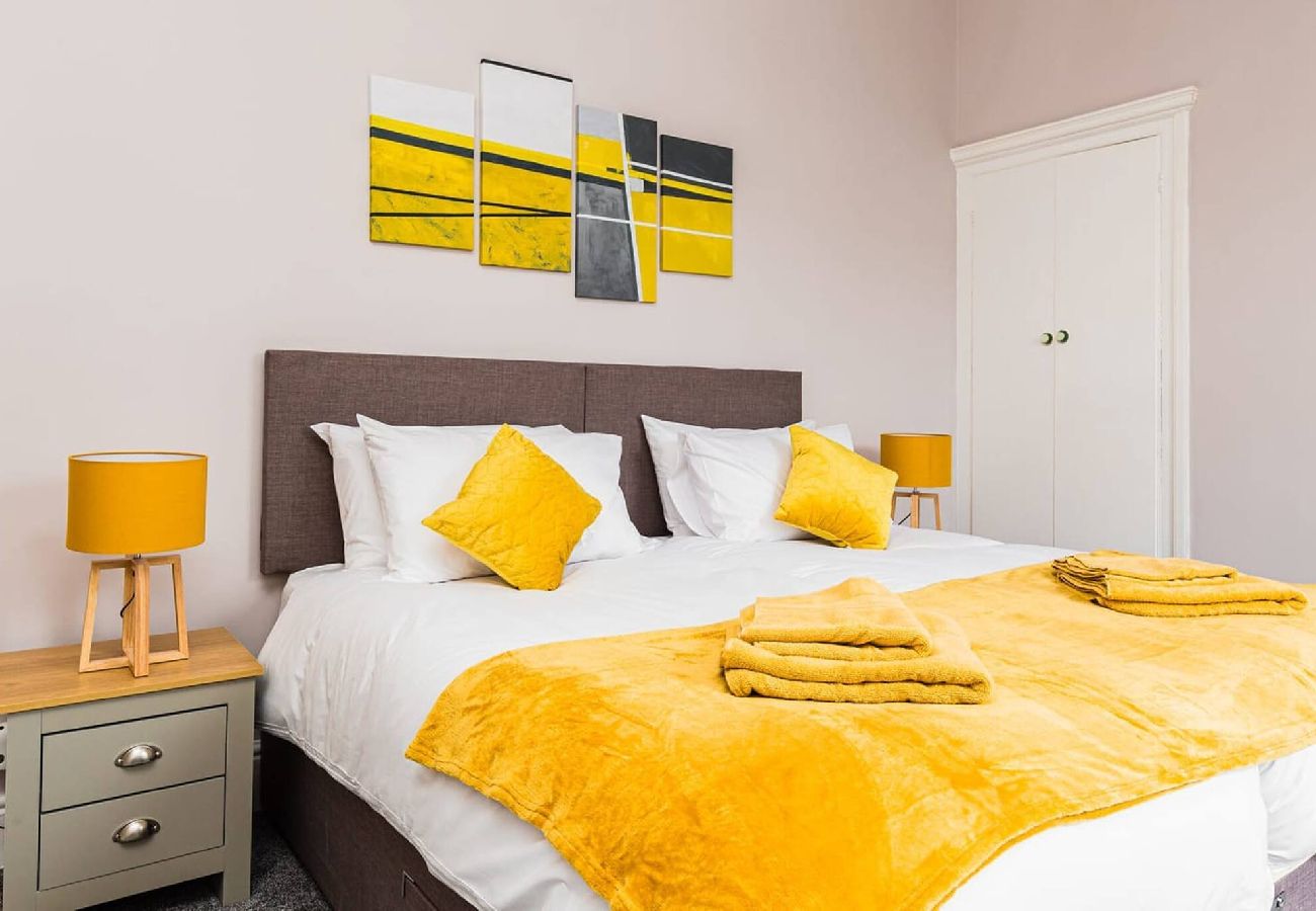 House in Preston - Carnarvon House | Wi-Fi & Parking Contractors 