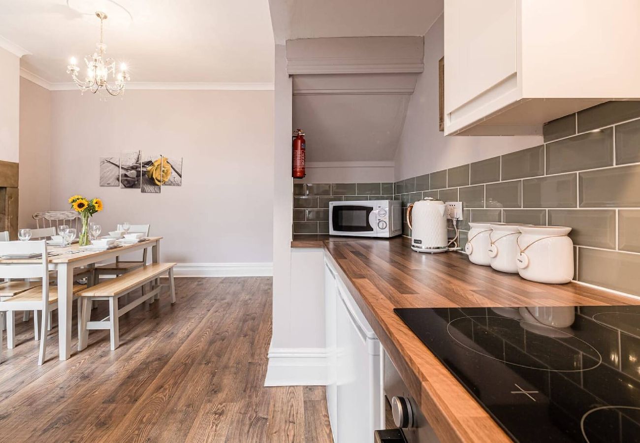 House in Preston - Carnarvon House | Wi-Fi & Parking Contractors 