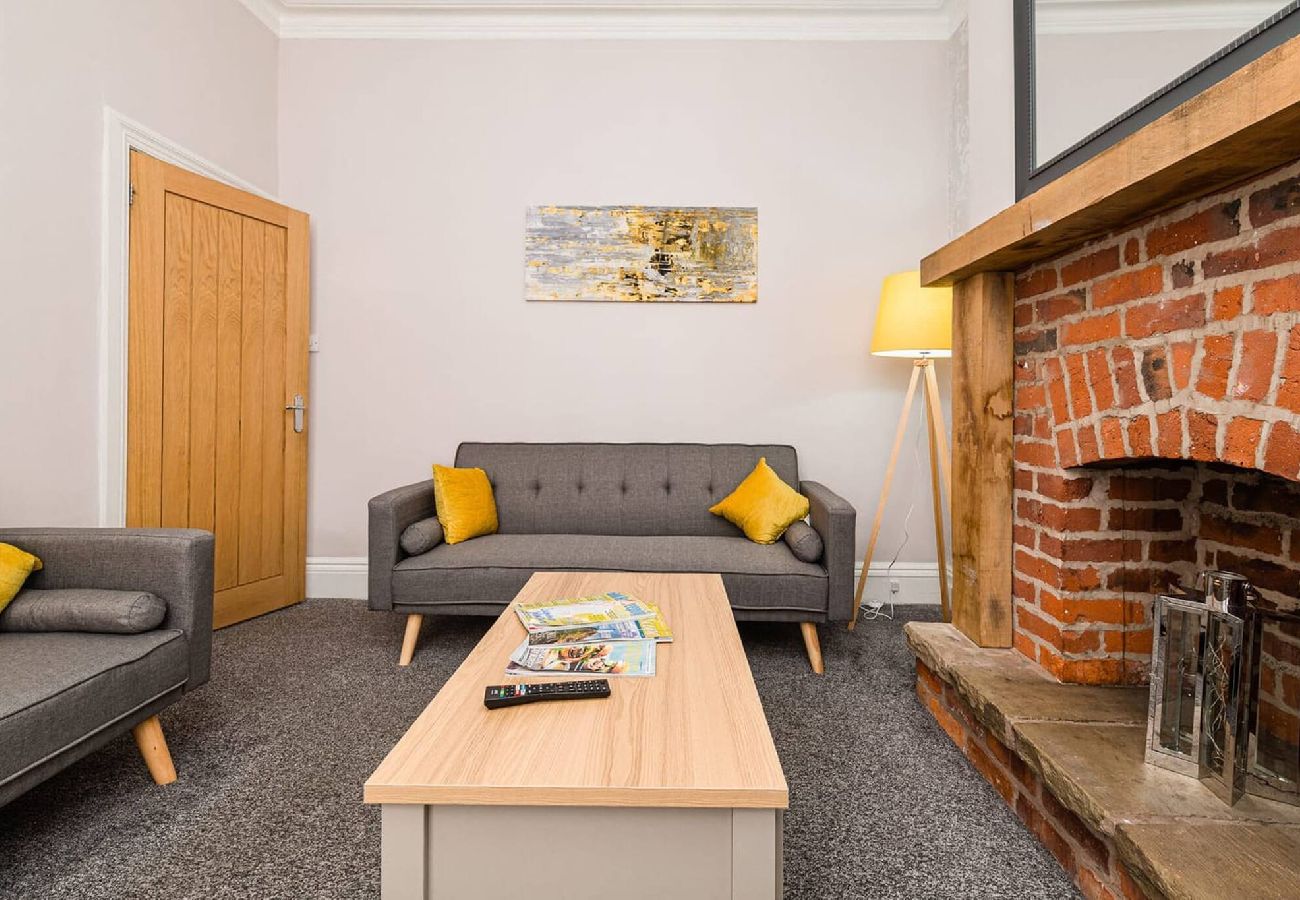 House in Preston - Carnarvon House | Wi-Fi & Parking Contractors 