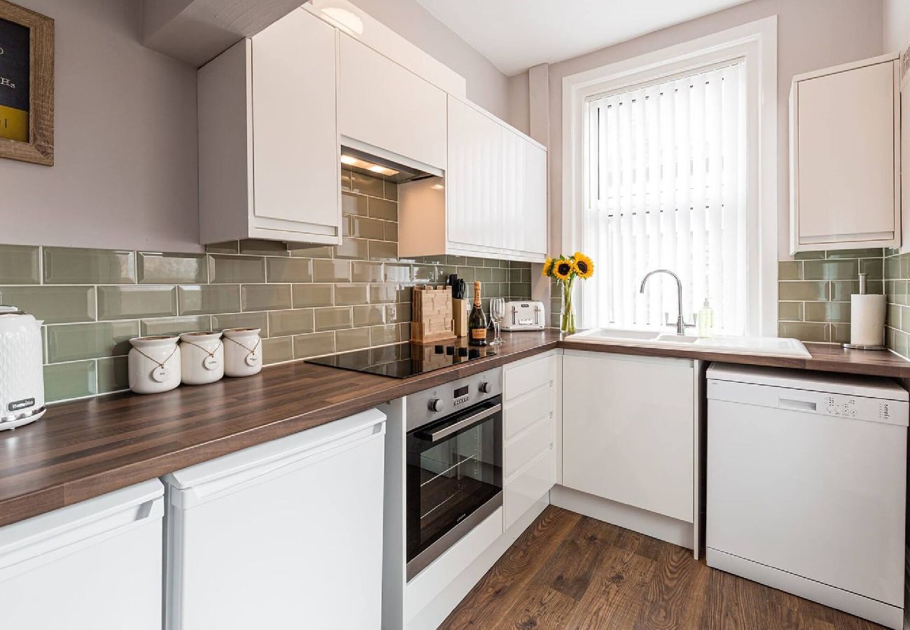 House in Preston - Carnarvon House | Wi-Fi & Parking Contractors 