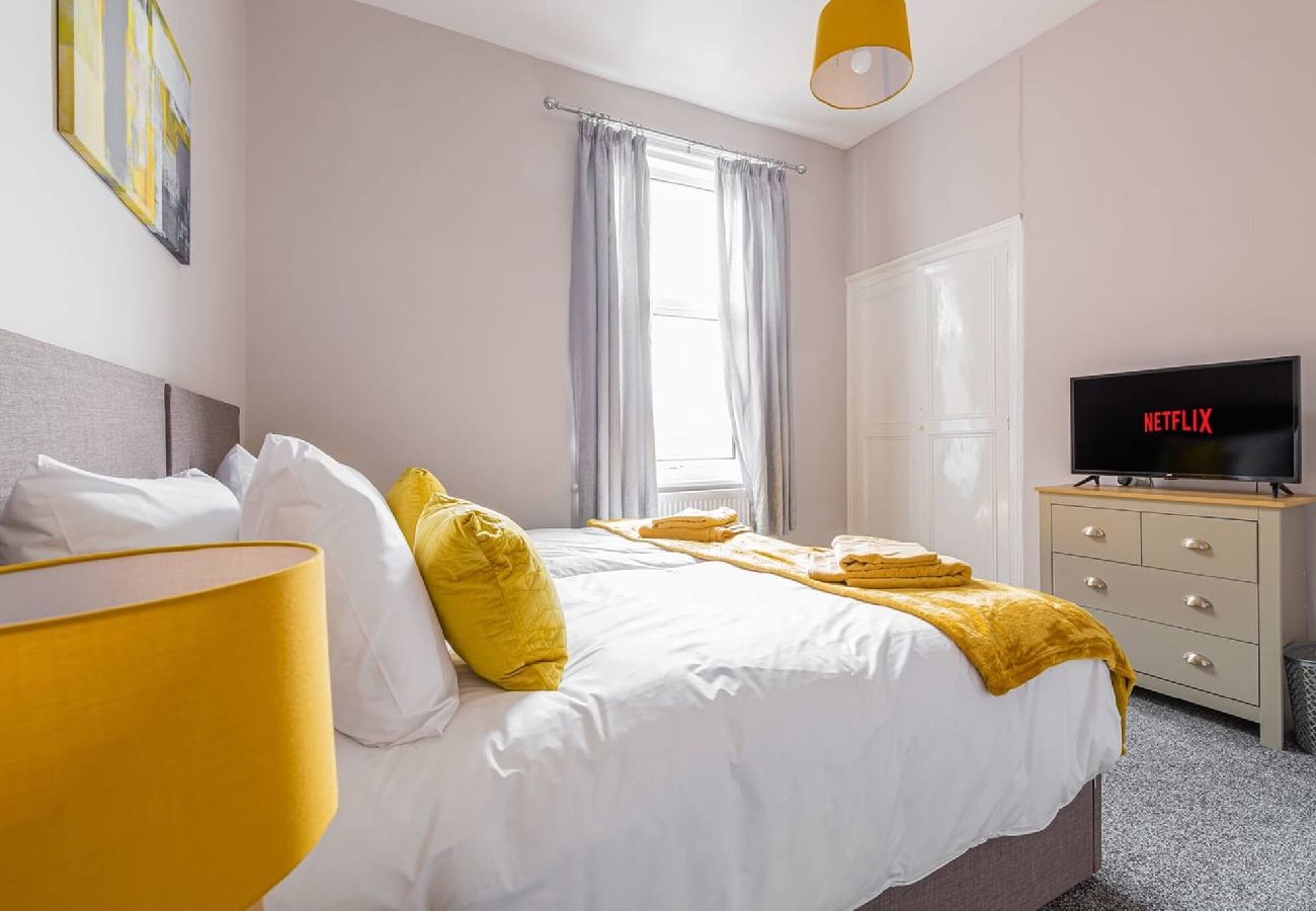 House in Preston - Carnarvon House | Wi-Fi & Parking Contractors 