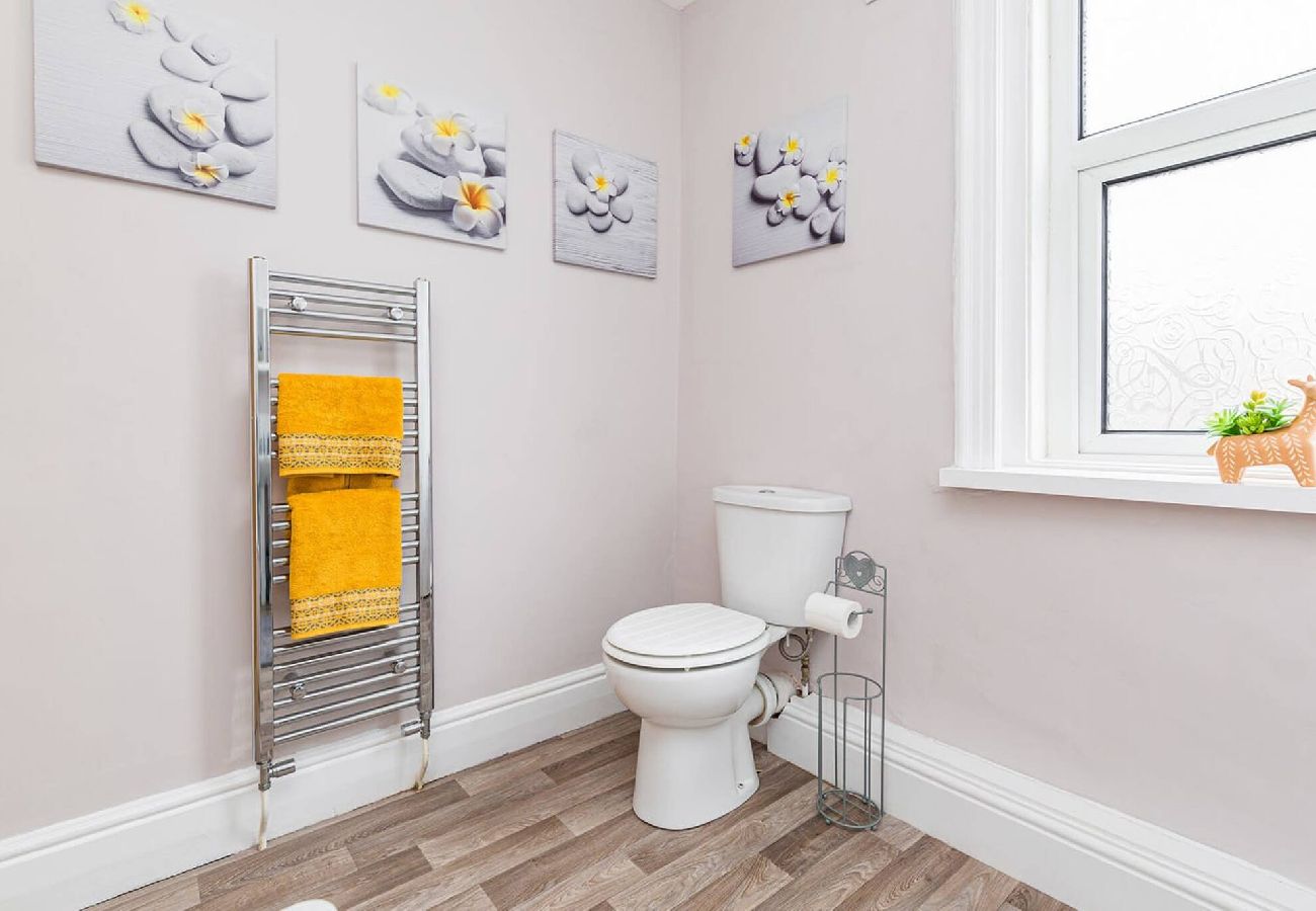 House in Preston - Carnarvon House | Wi-Fi & Parking Contractors 