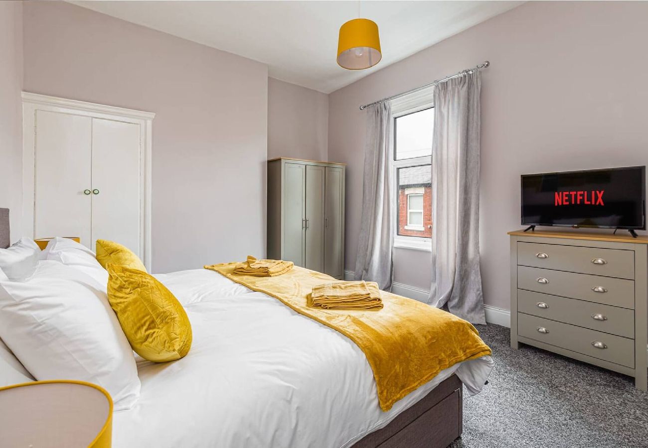 House in Preston - Carnarvon House | Wi-Fi & Parking Contractors 