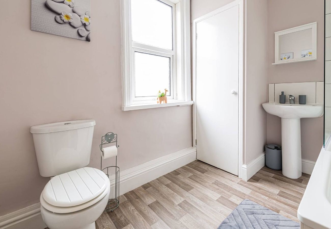 House in Preston - Carnarvon House | Wi-Fi & Parking Contractors 