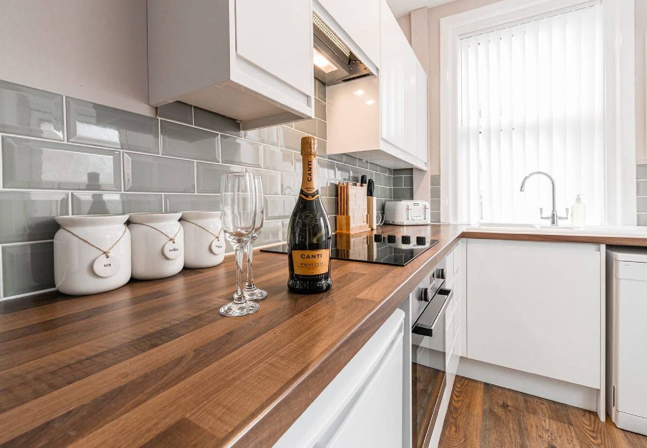 House in Preston - Carnarvon House | Wi-Fi & Parking Contractors 