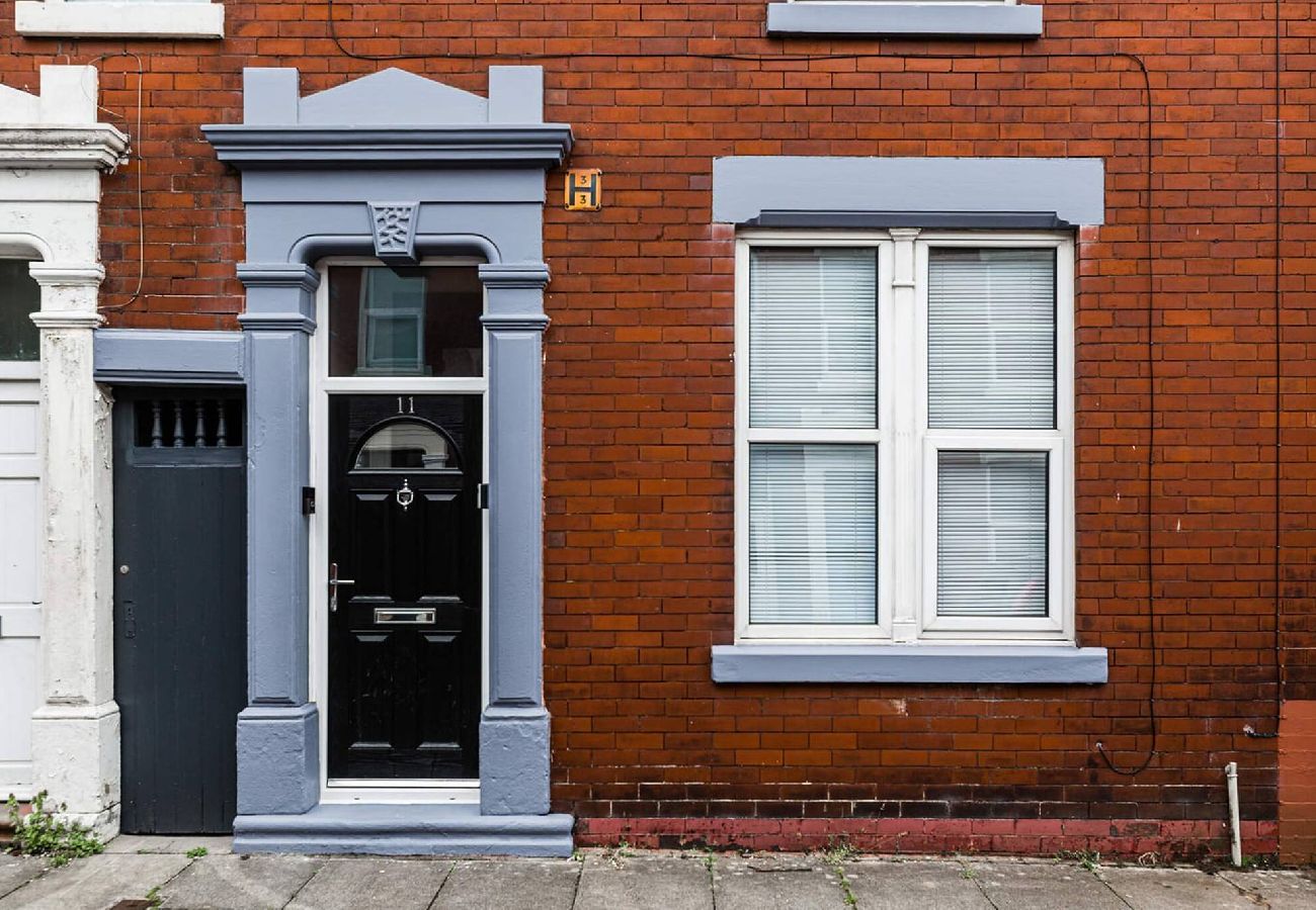 House in Preston - Carnarvon House | Wi-Fi & Parking Contractors 