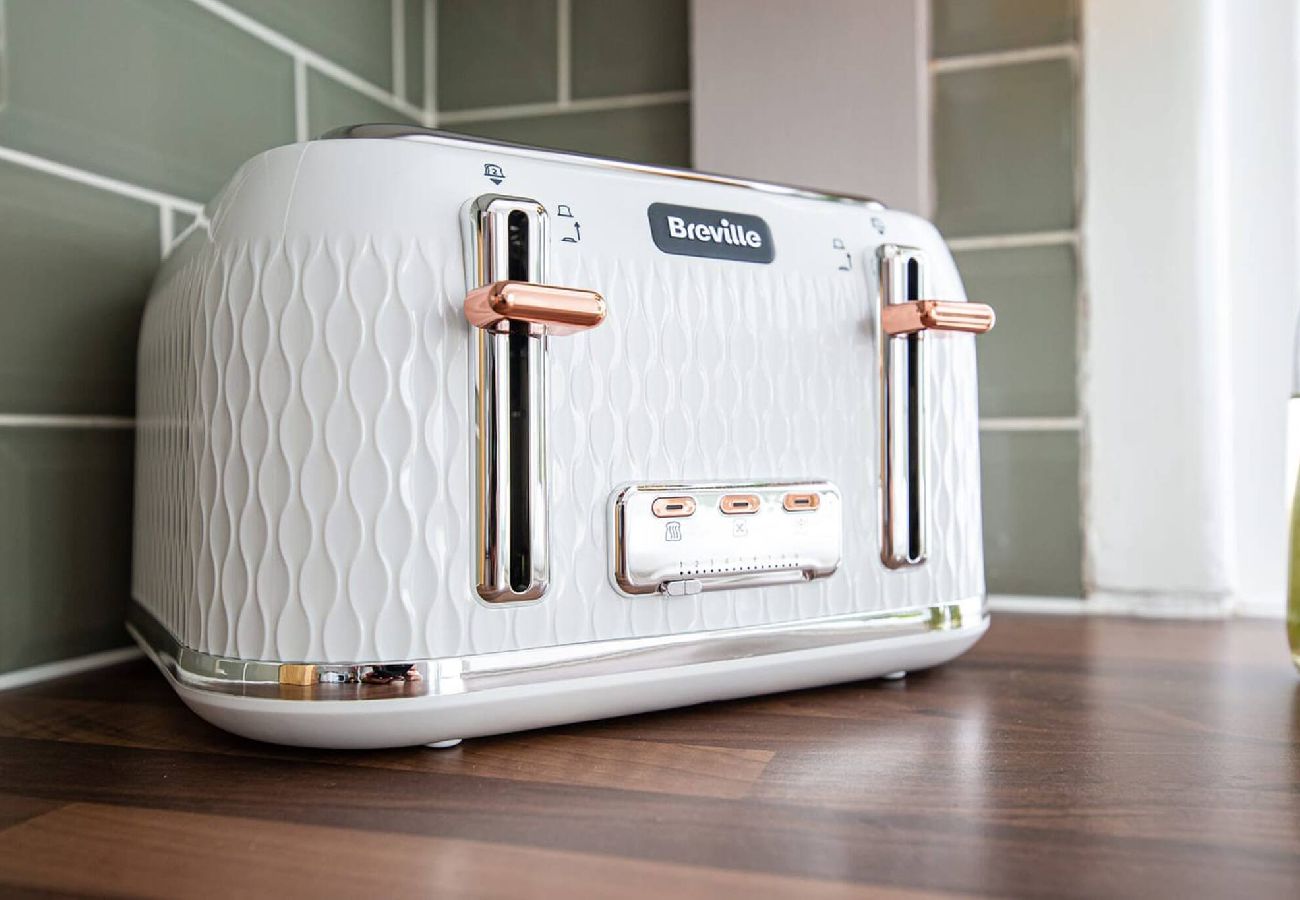 House in Preston - Carnarvon House | Wi-Fi & Parking Contractors 