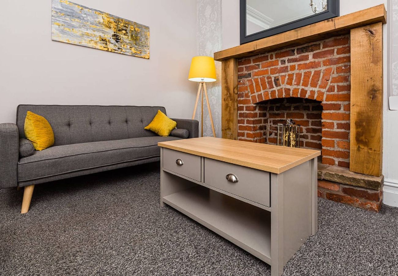 House in Preston - Carnarvon House | Wi-Fi & Parking Contractors 