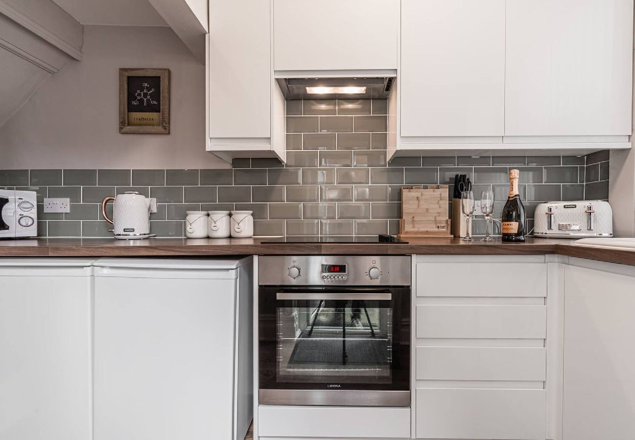 House in Preston - Carnarvon House | Wi-Fi & Parking Contractors 