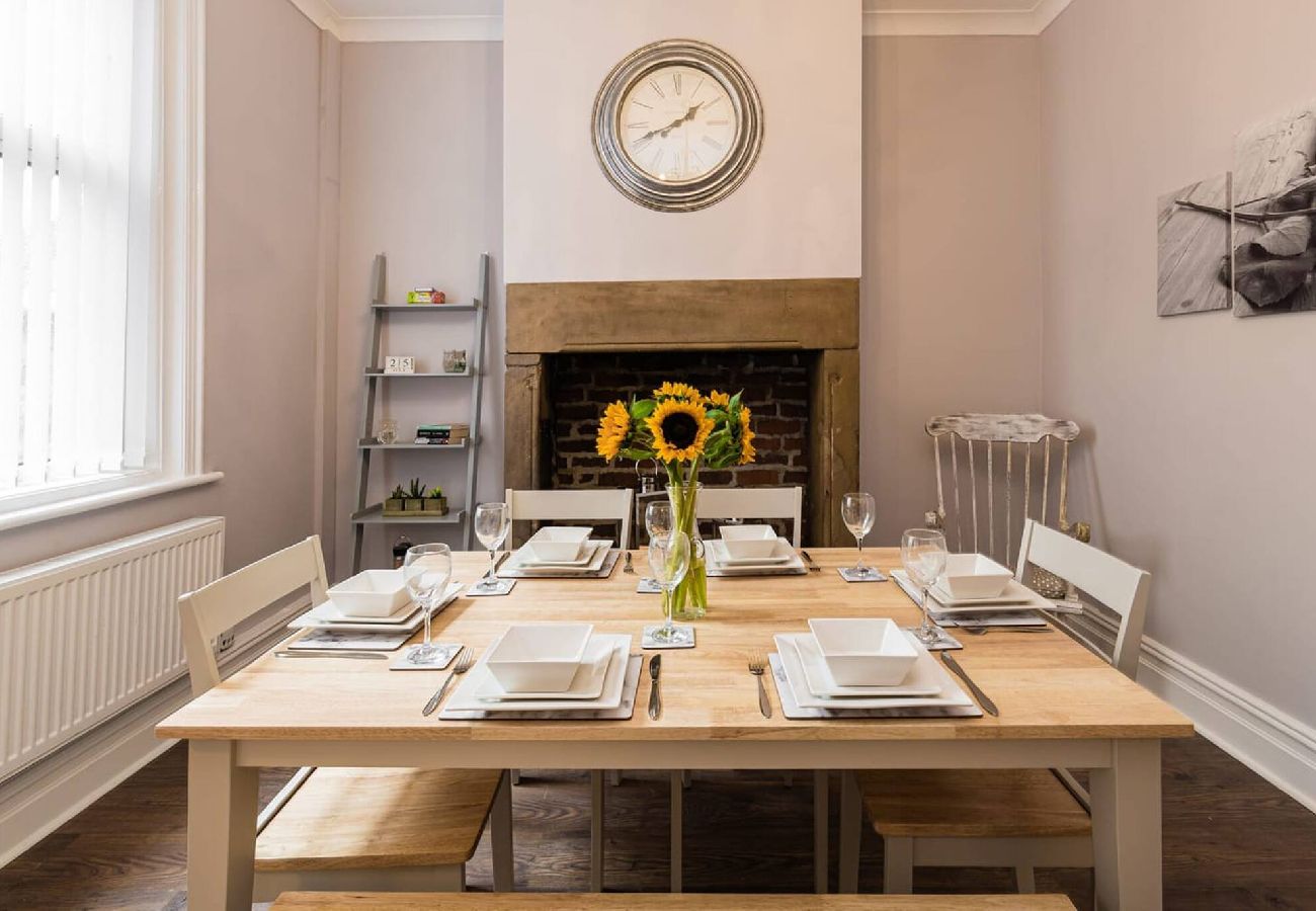 House in Preston - Carnarvon House | Wi-Fi & Parking Contractors 