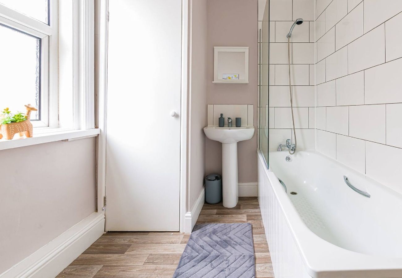 House in Preston - Carnarvon House | Wi-Fi & Parking Contractors 