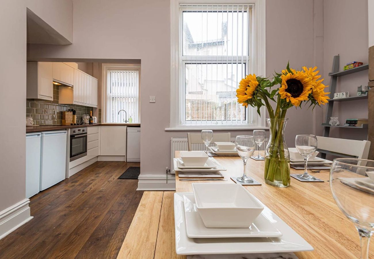 House in Preston - Carnarvon House | Wi-Fi & Parking Contractors 