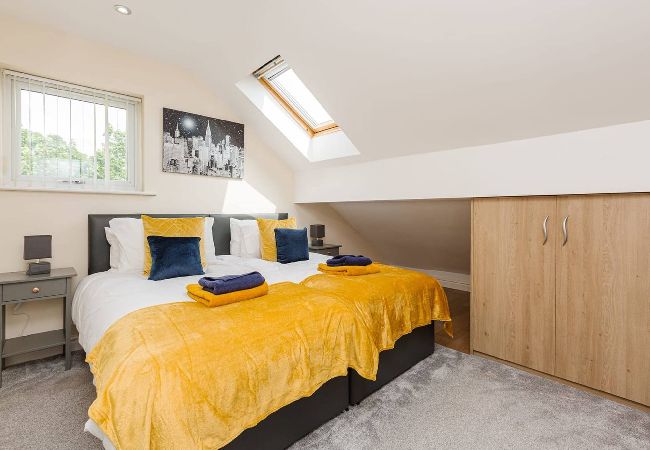 House in Preston - Oxheys House | 5 Bedrooms Contractors Parking 