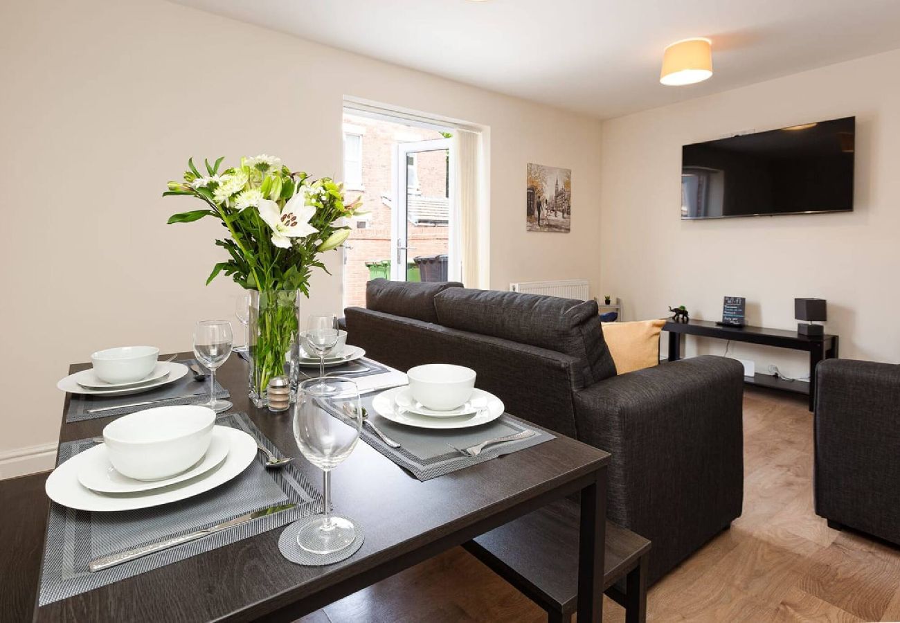 House in Preston - Oxheys House | 5 Bedrooms Contractors Parking 