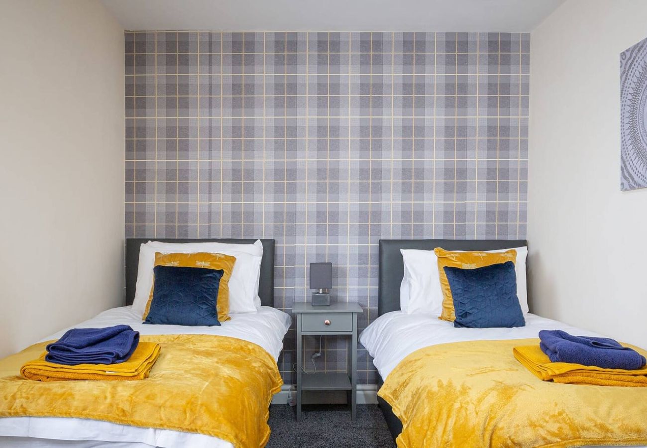 House in Preston - Oxheys House | 5 Bedrooms Contractors Parking 