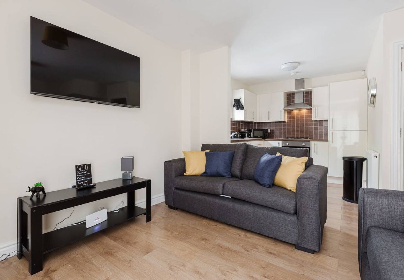 House in Preston - Oxheys House | 5 Bedrooms Contractors Parking 