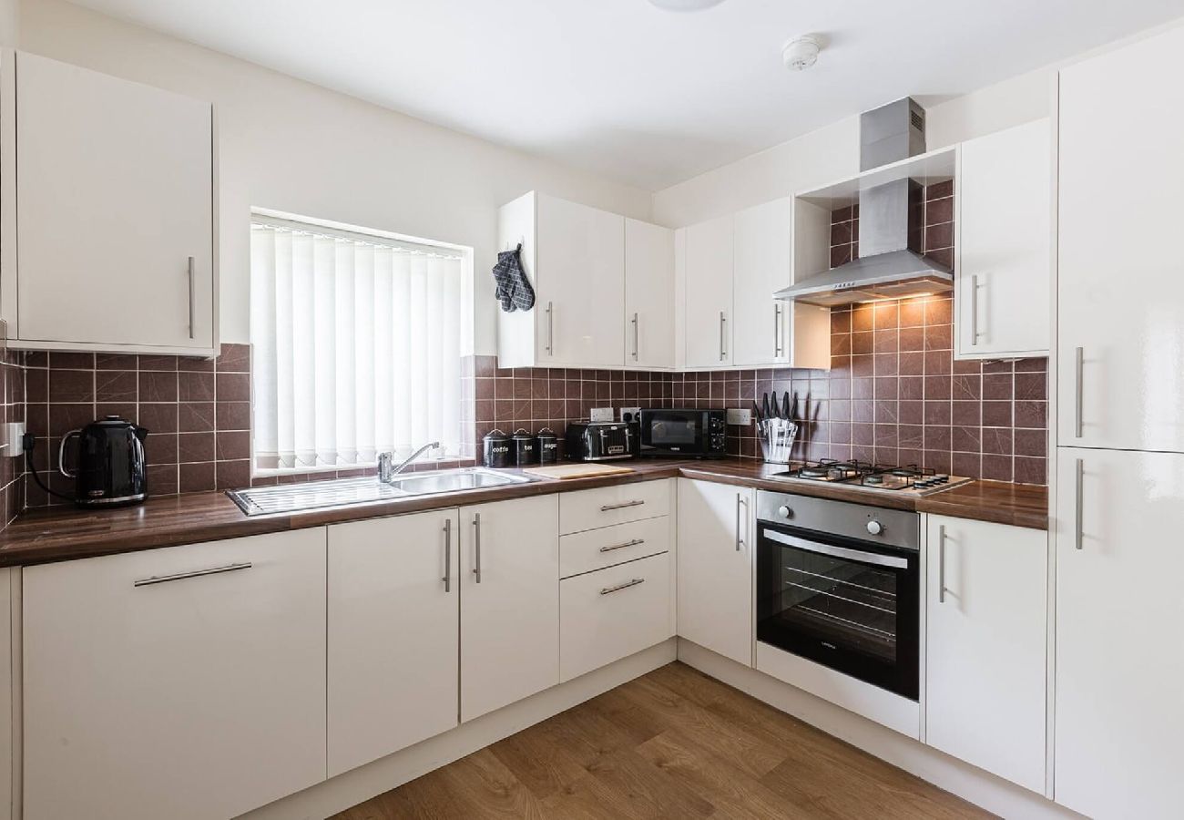 House in Preston - Oxheys House | 5 Bedrooms Contractors Parking 