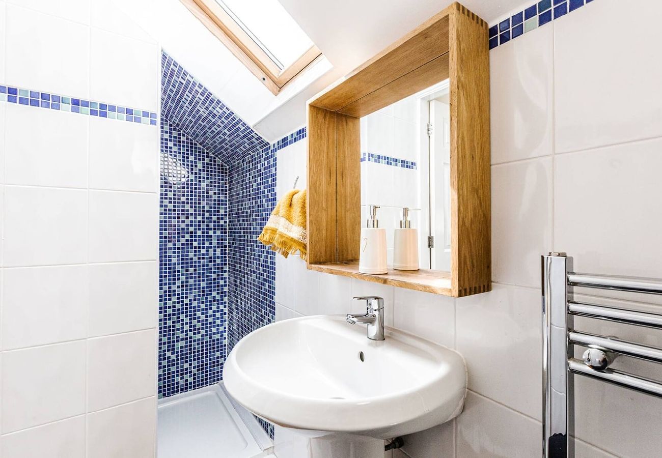 House in Preston - Oxheys House | 5 Bedrooms Contractors Parking 