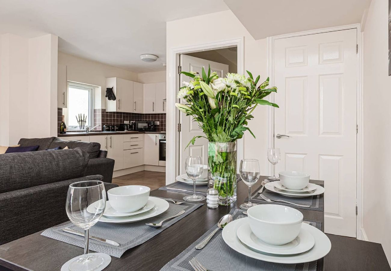 House in Preston - Oxheys House | 5 Bedrooms Contractors Parking 