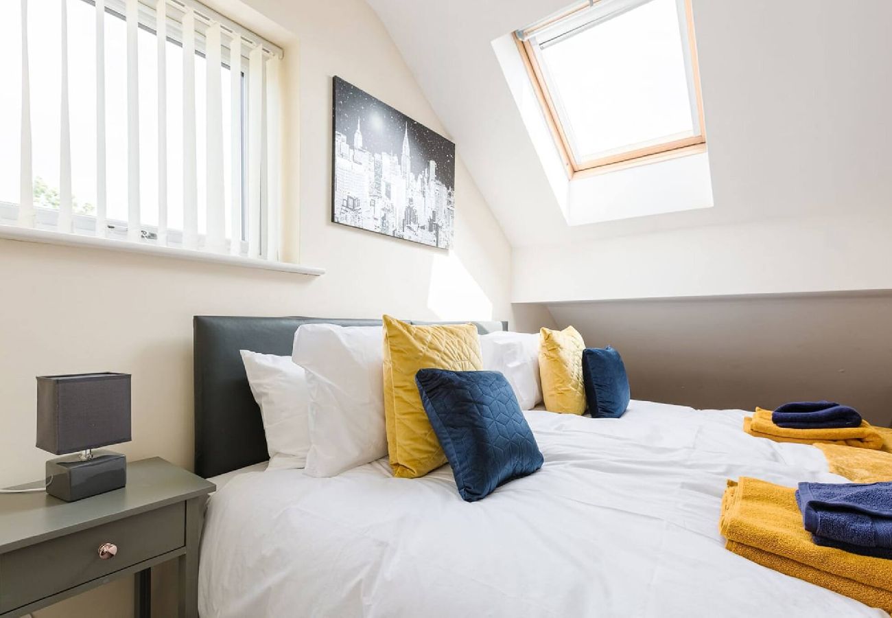 House in Preston - Oxheys House | 5 Bedrooms Contractors Parking 