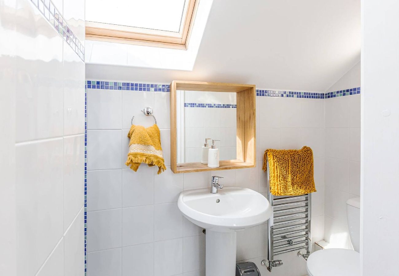 House in Preston - Oxheys House | 5 Bedrooms Contractors Parking 