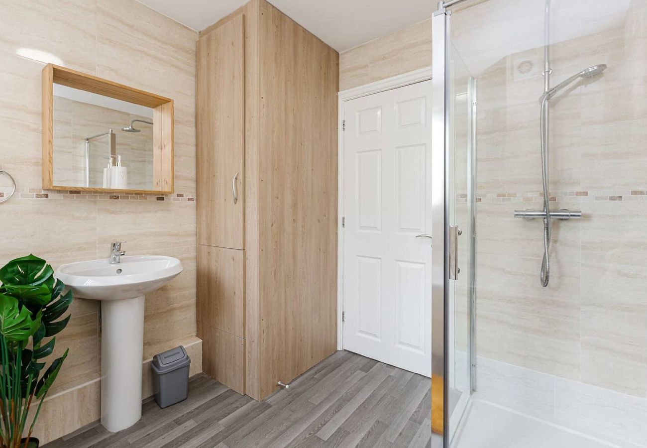 House in Preston - Oxheys House | 5 Bedrooms Contractors Parking 