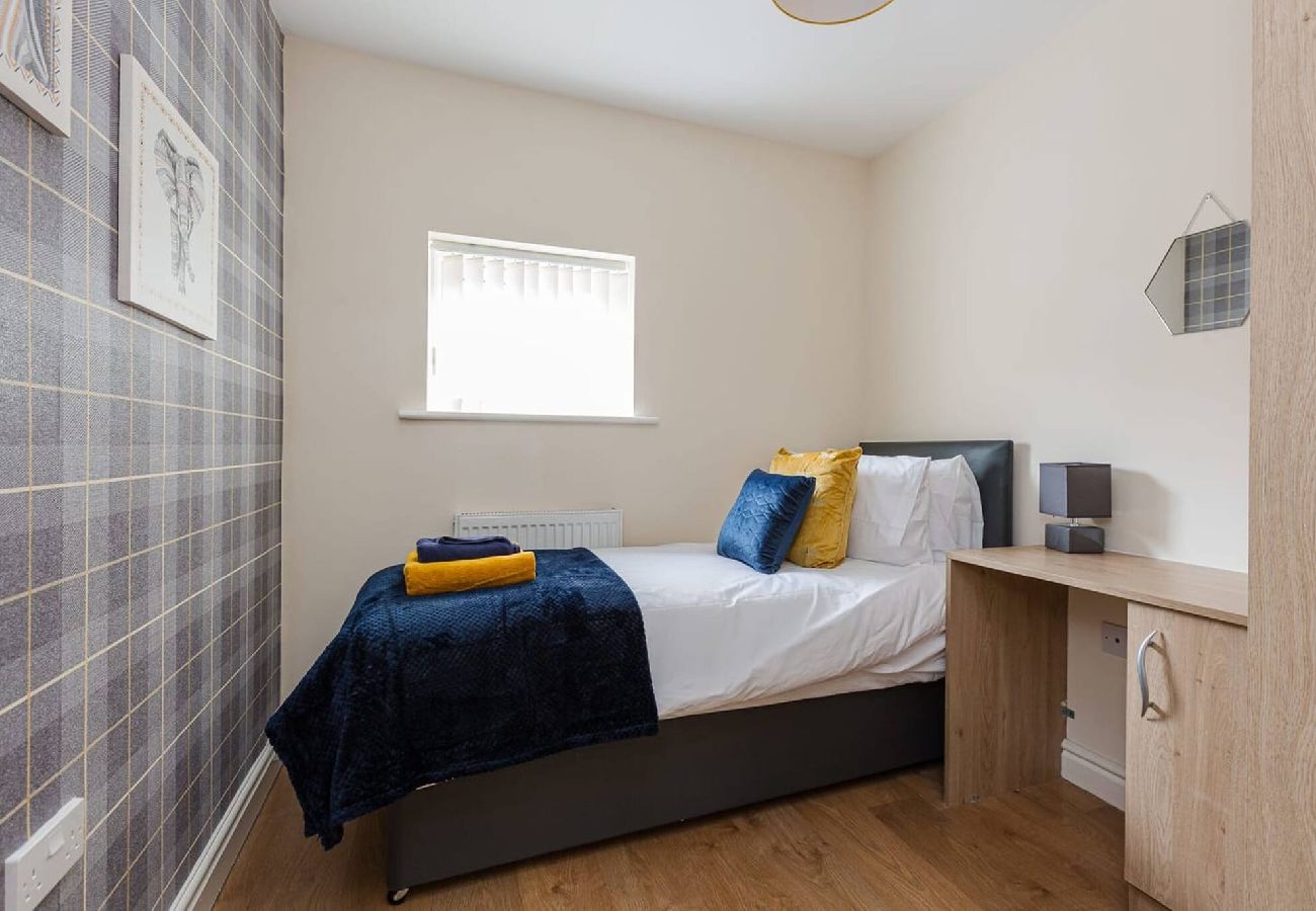 House in Preston - Oxheys House | 5 Bedrooms Contractors Parking 