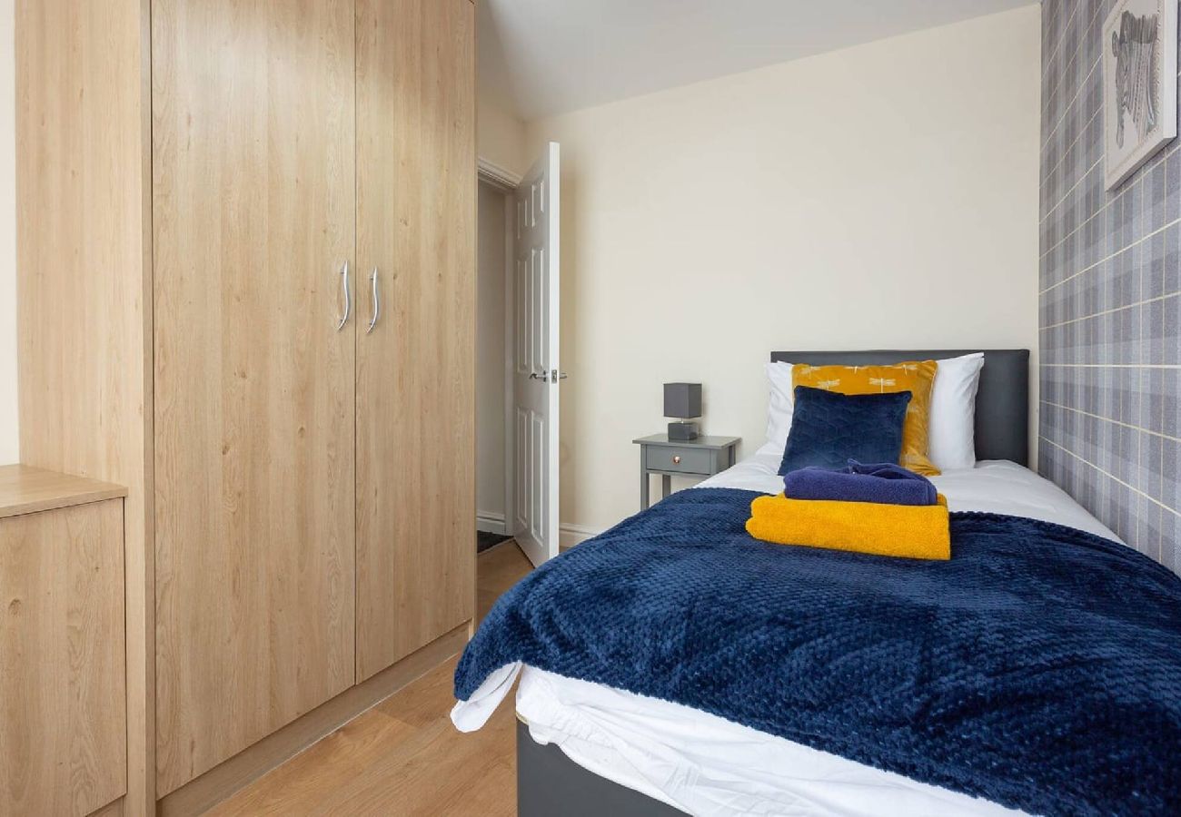 House in Preston - Oxheys House | 5 Bedrooms Contractors Parking 